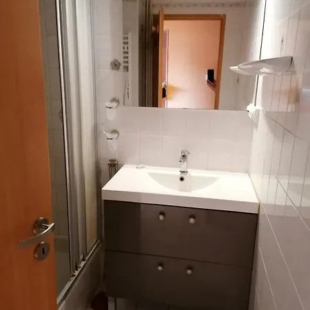 Chambre 4 Avec Un Lit Simple *